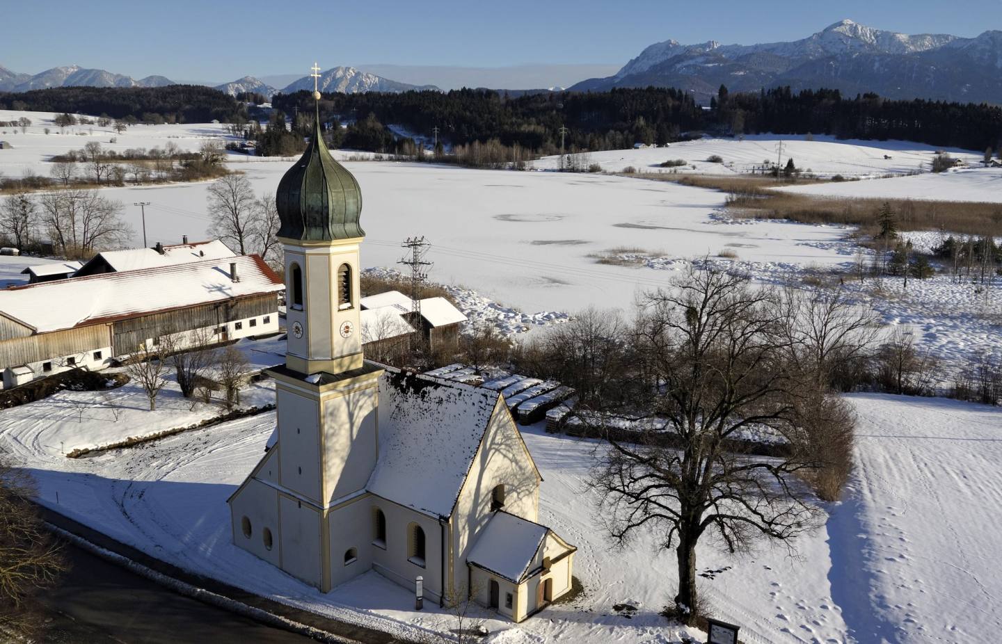 froschhausen-st.leonhard-q06 St. Leonhard mit Froschsee im Hintergrund