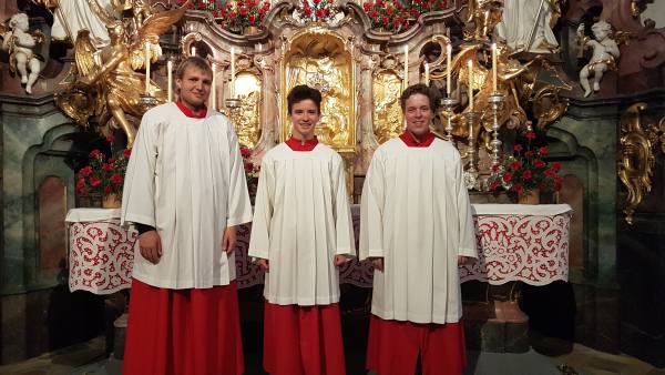 Drei Ministranten vor dem Altar