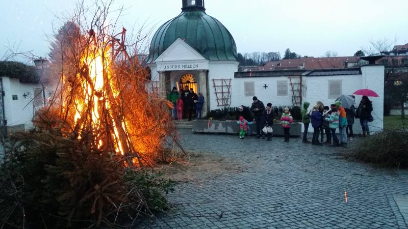 Osterfeuer vor St. Nikolaus Murnau