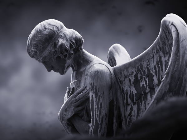 trauer-trauernder-engel Grabstele